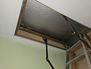 Zateplení stropu rodinného domu pomocí foukané izolace